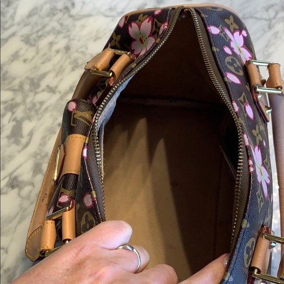 Replica !! Not real .    Purse . Bag . - Picture 7 of 8